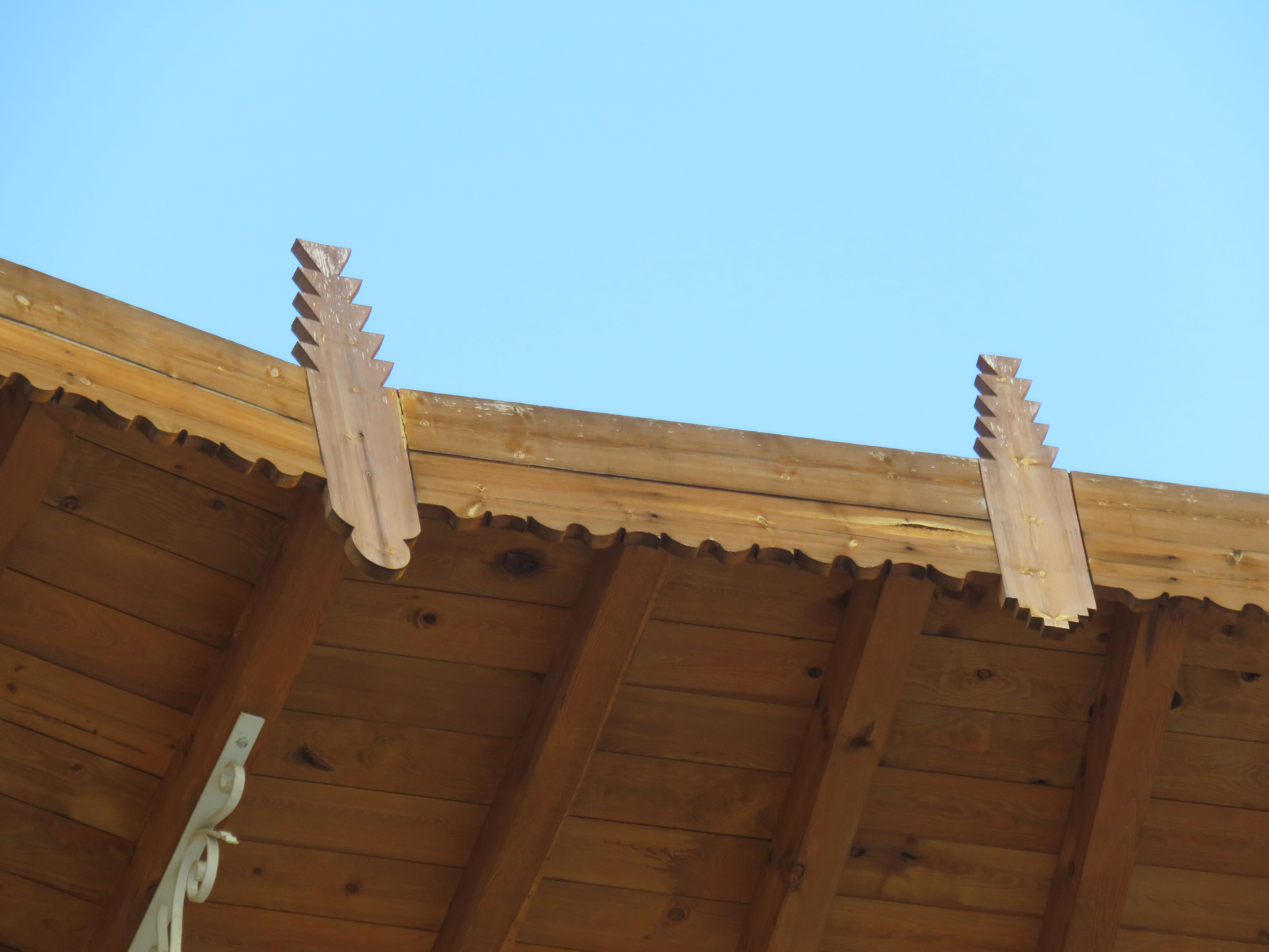 Detalle de los lambrequines de la cubierta de madera