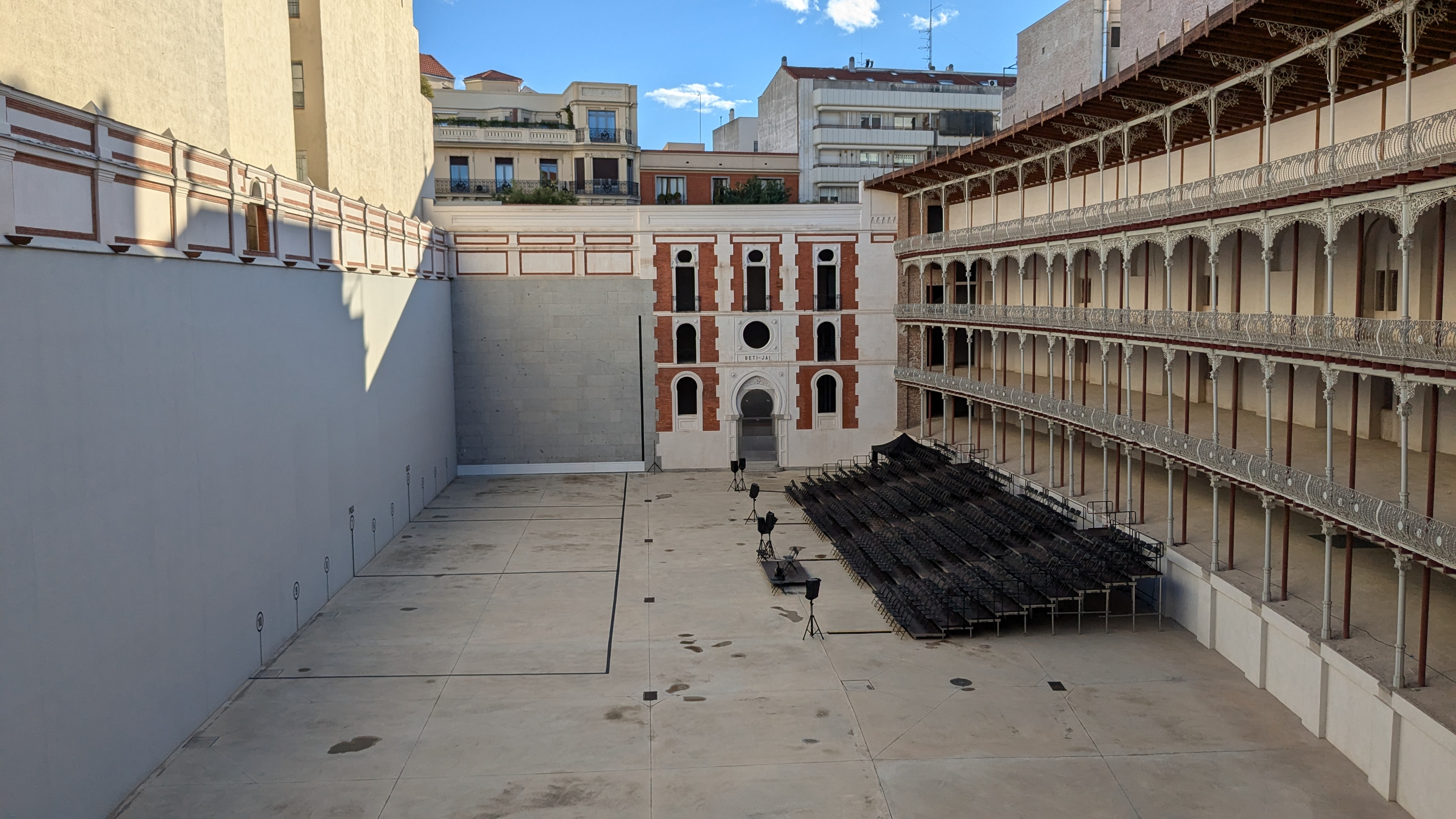  La cancha preparada como frontón corto