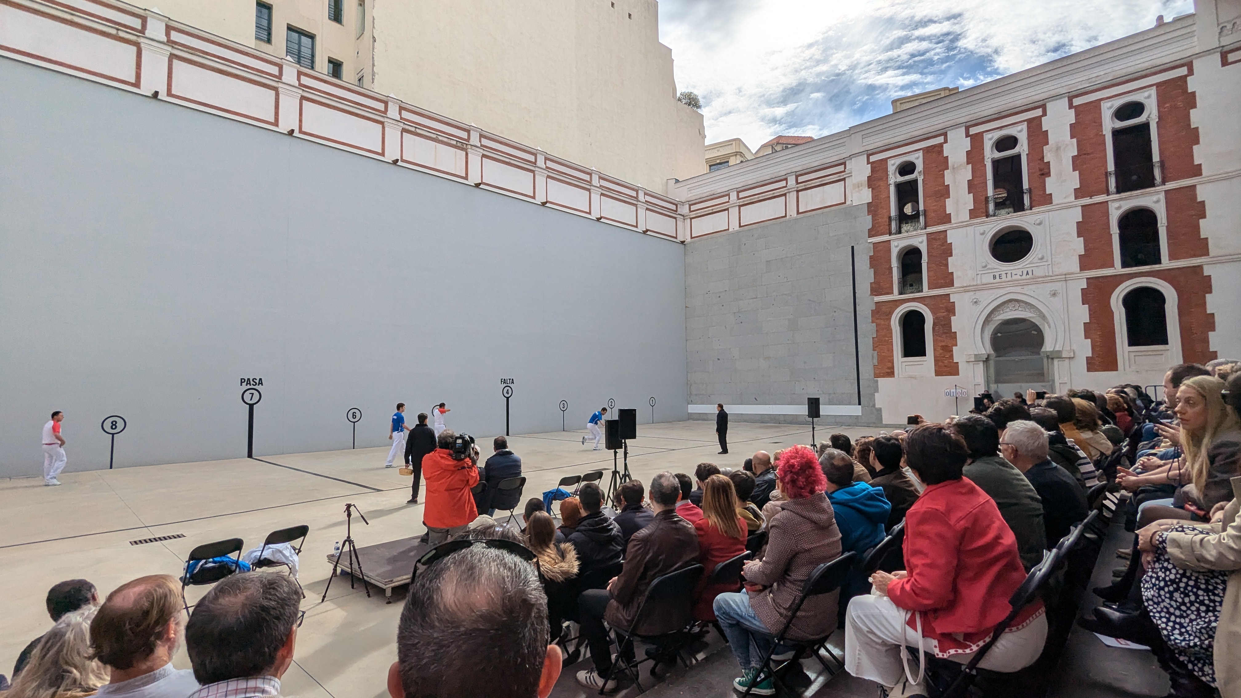 Pelota mano y frontenis. Las dos modalidades exhibidas en el Beti-Jai 